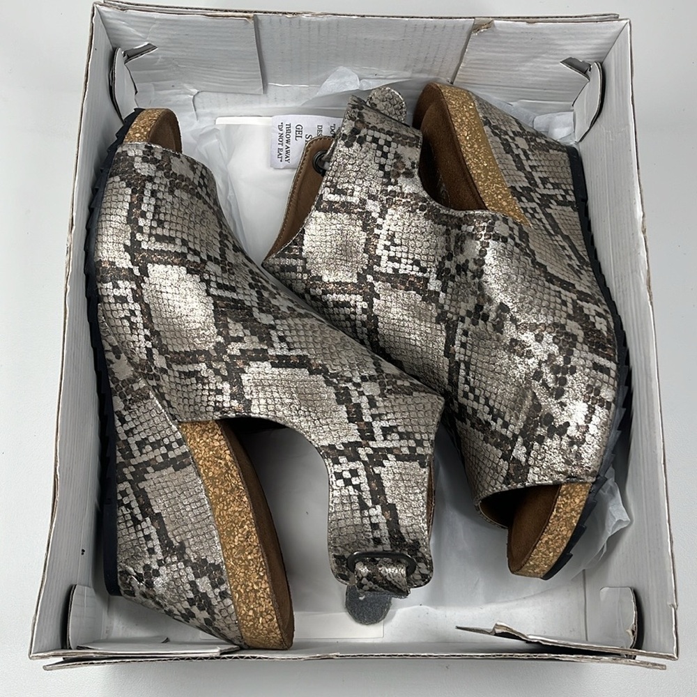 Corkys Calypso Wedge Sandal Taupe Snake Peep Toe Slingback Size 10